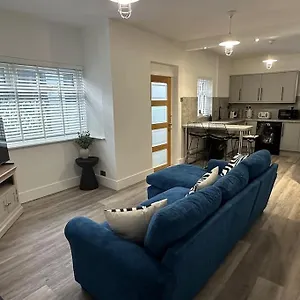 The Seaside Snug Holiday home